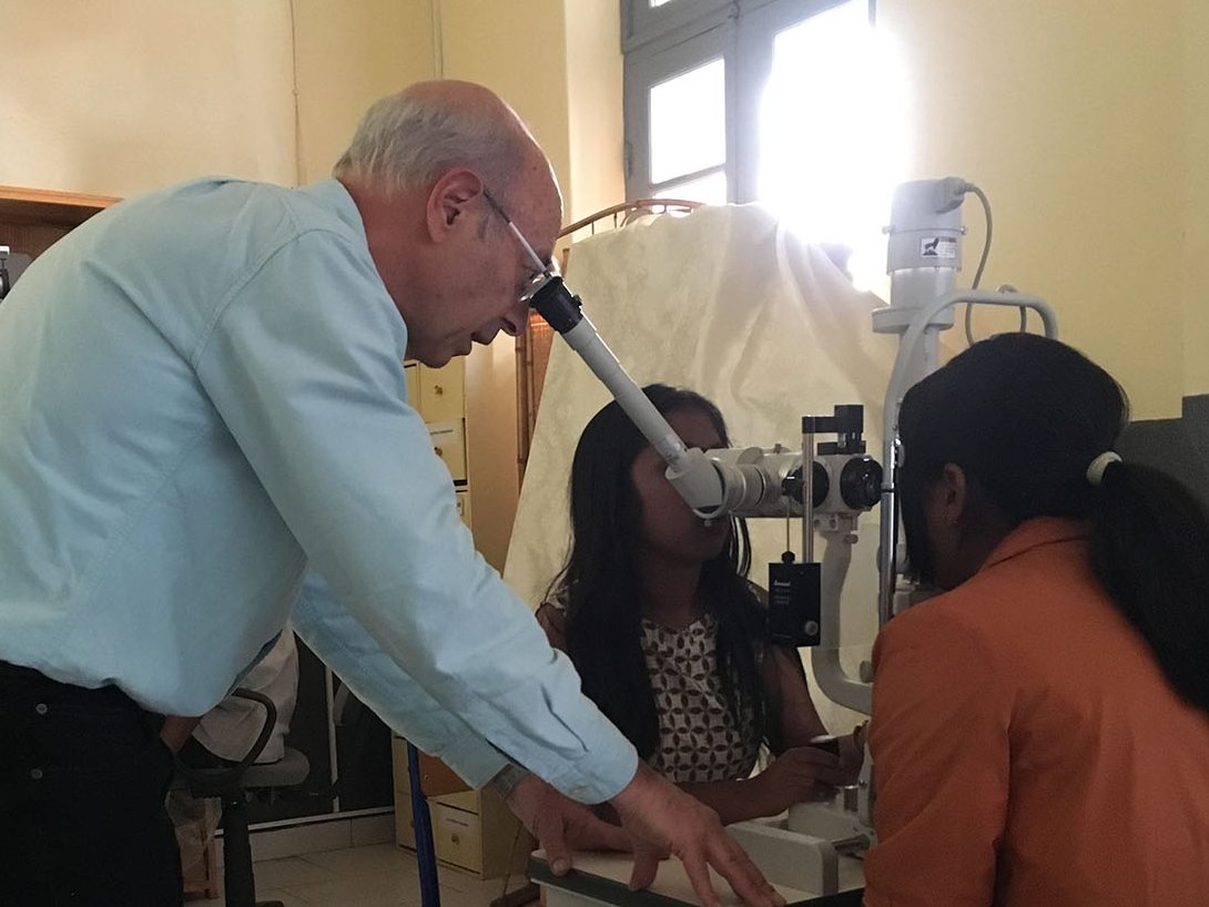 Ein Optometrie-Ingenieur aus der Schweiz mit Optometrie-Studierenden aus Madagaskar beim praktischen Teil der Ausbildung.