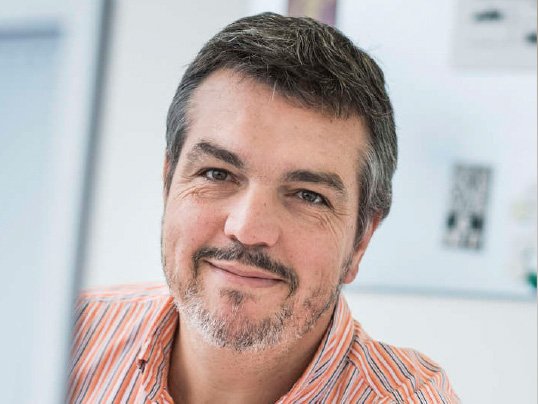 Es sind drei Portraits neben einander. Von links nach rechts sind zu sehen: Bart Vander Plaetse (FAIRMED), Mark Schmid (CBM Schweiz) und Eva Studer (CBM Schweiz).