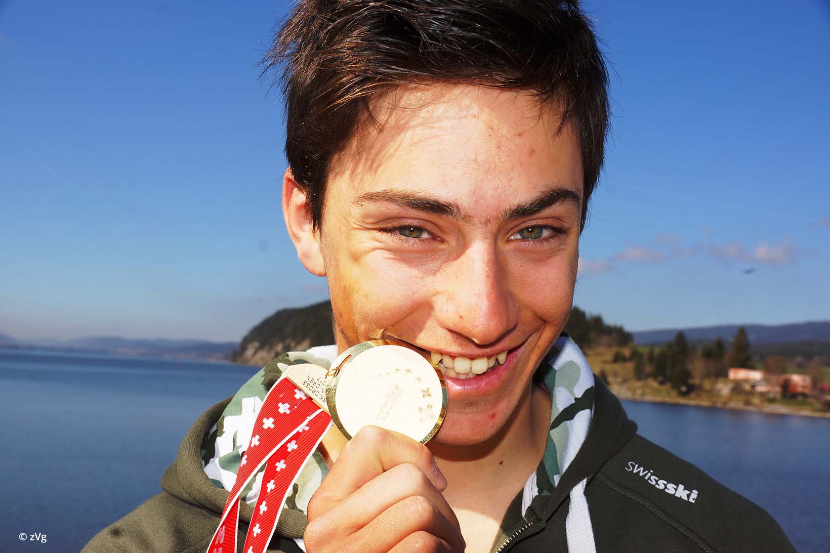 Gil Martin, junger Schweizer Skisportler, zeigt eine Goldmedaille.