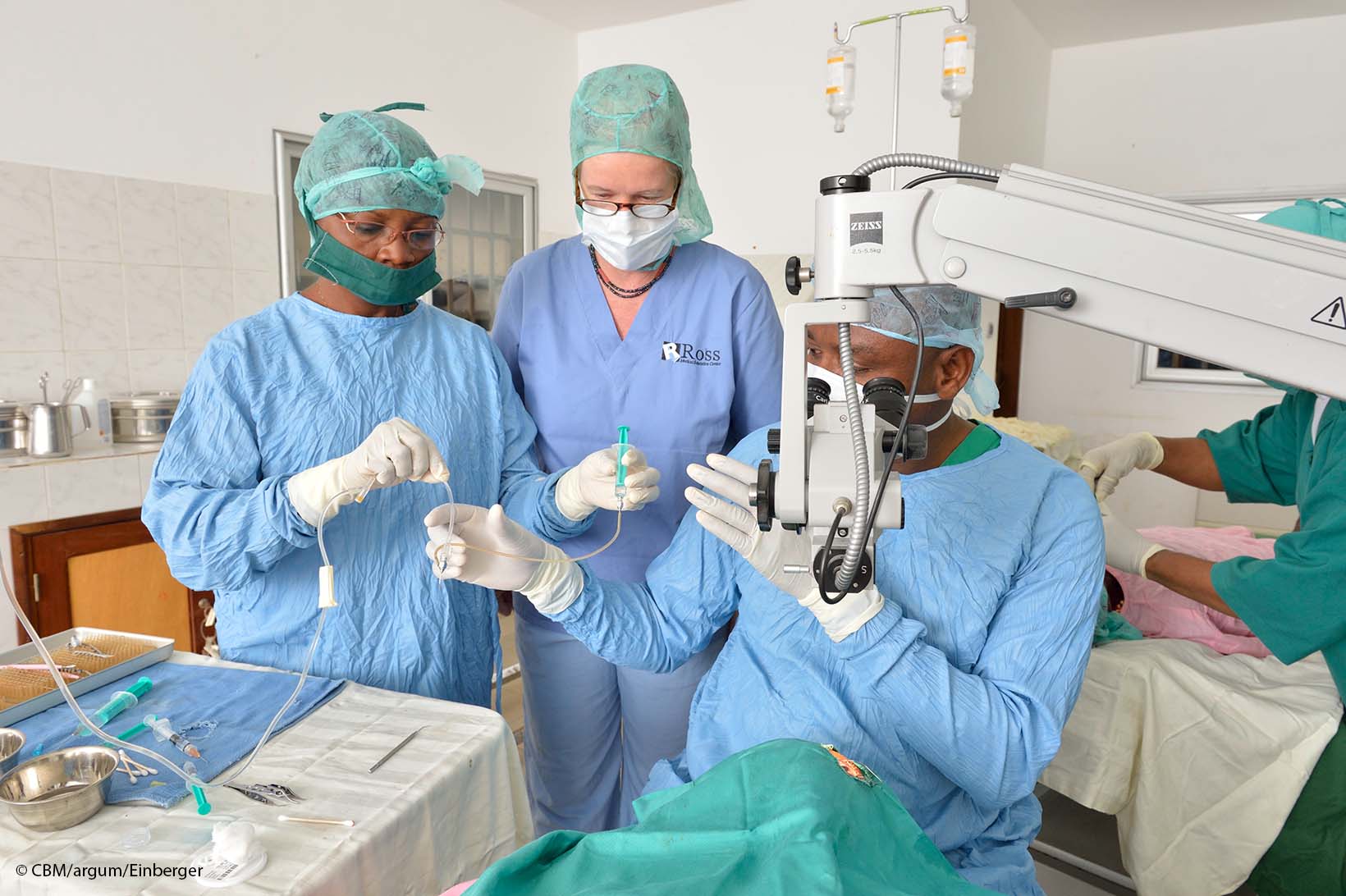 Un team di medici durante un’operazione all'occhio.
