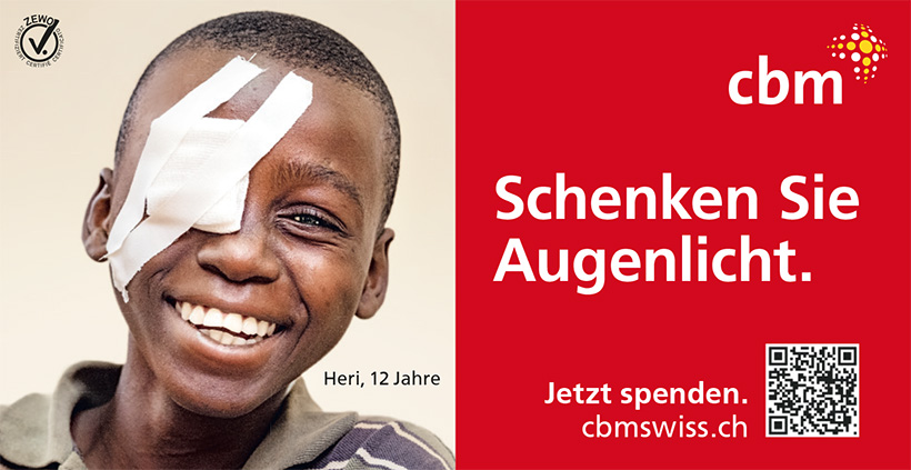 Inserat vom lachenden 12-jährigen Heri aus Tansania, der einen Augenverband hat. Rechts von ihm steht auf rotem Hintergrund folgender Text: Schenken Sie Augenlicht. Jetzt spenden: cbmswiss.ch.