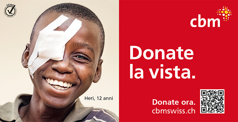 Inserzione del dodicenne Heri dalla Tanzania, che sorride con un occhio coperto dalla medicazione. A destra si legge su fondo rosso questo testo: «Donate la vista. Donate ora: cbmswiss.ch».