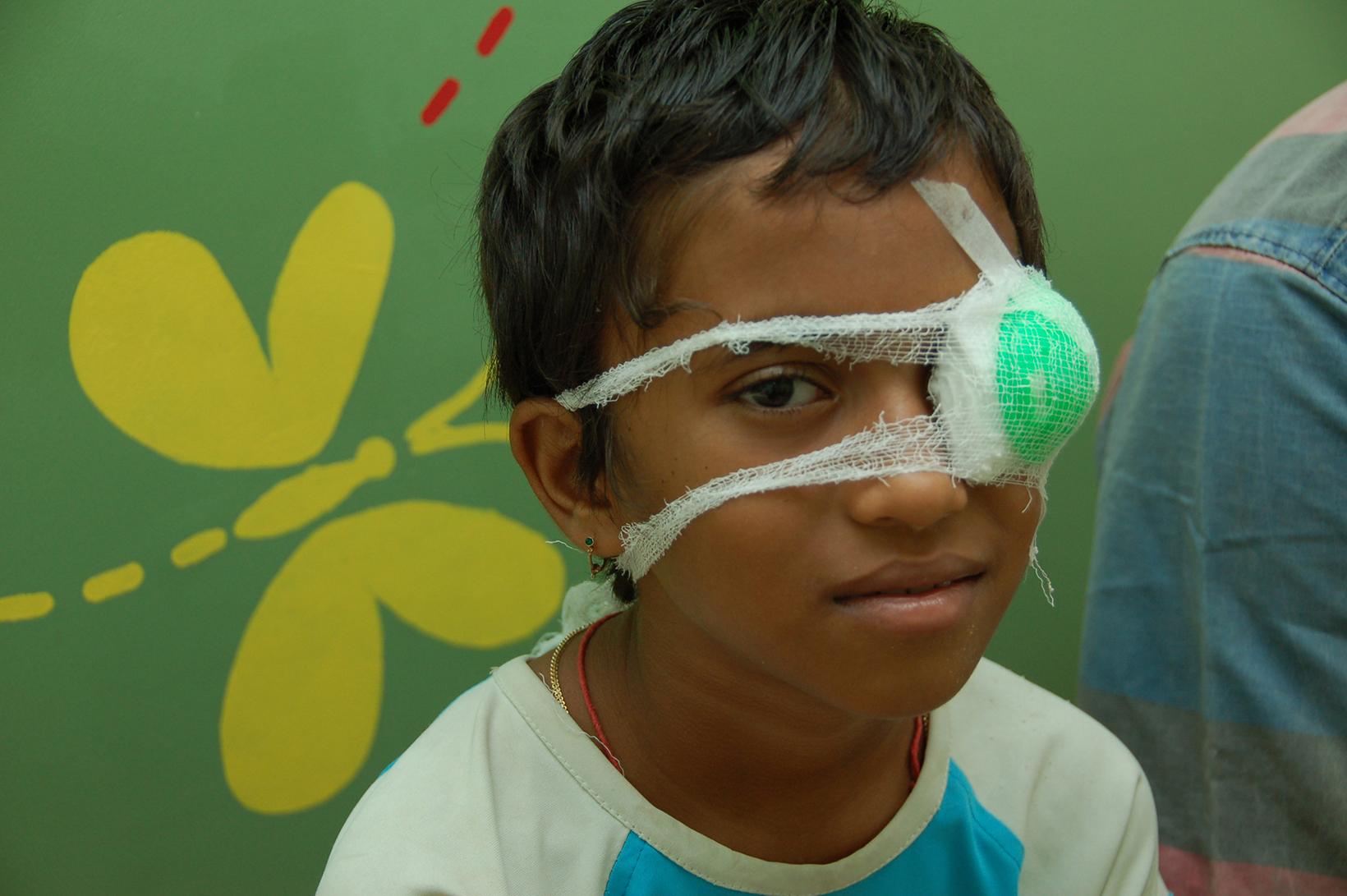 Ein Mädchen aus Indien mit Augenverband