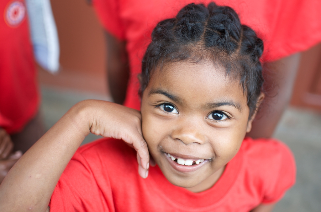Una ragazzina sorridente del Madagascar