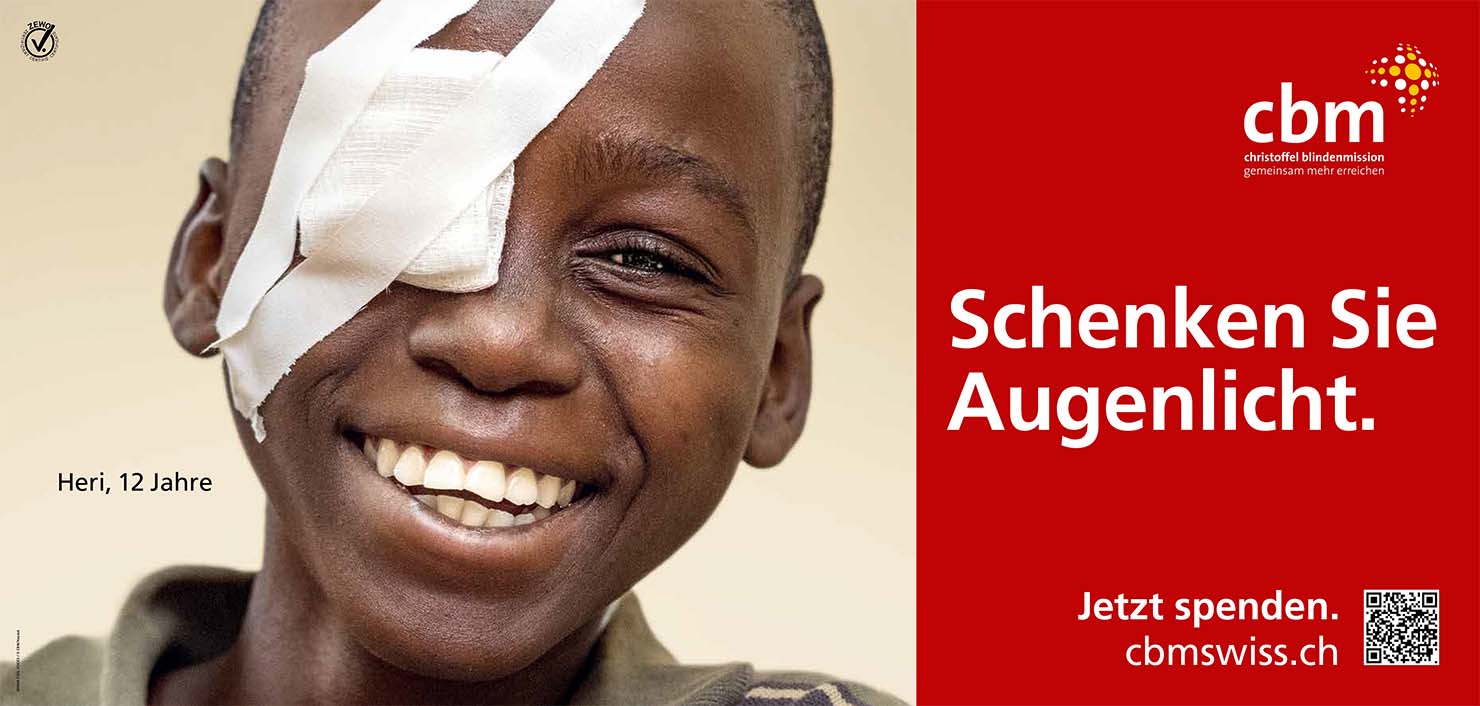 Plakat vom lachenden 12-jährigen Heri aus Tansania, der einen Augenverband hat. Rechts von ihm steht auf rotem Hintergrund folgender Text: Schenken Sie Augenlicht. Jetzt 50 Franken spenden: cbmswiss.ch.