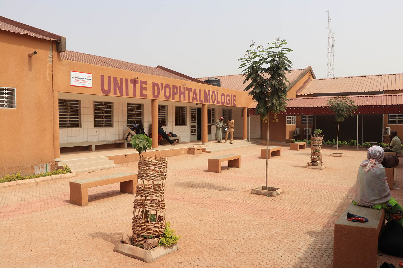 L’extérieur de la clinique ophtalmologique de Nouna, Burkina Faso.