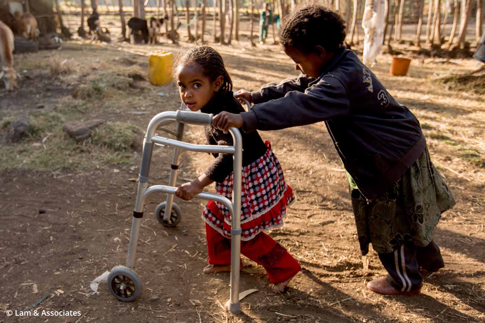 Une fillette éthiopienne se déplace avec un déambulateur.