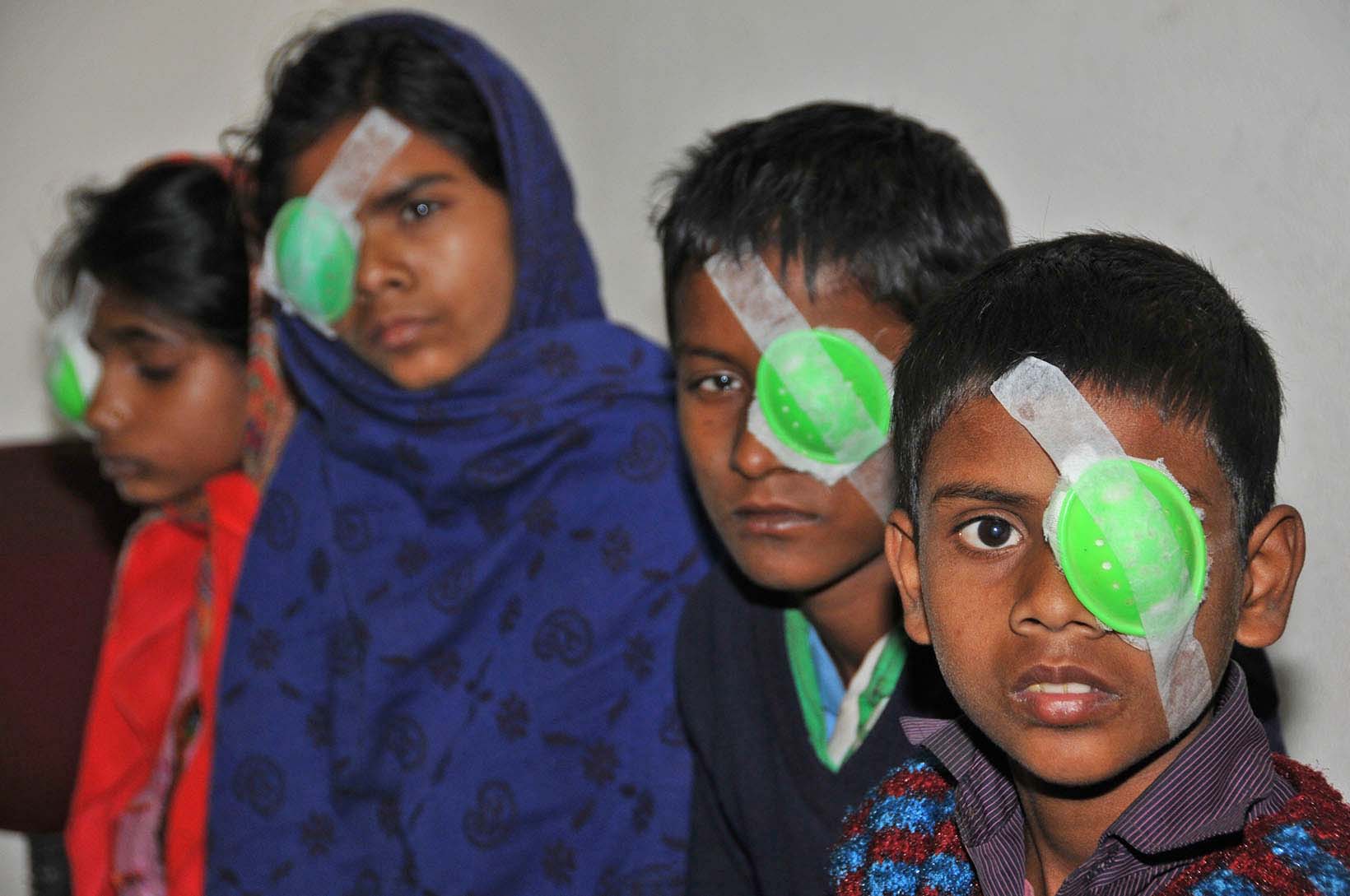 Plusieurs enfants du Népal avec un pansement