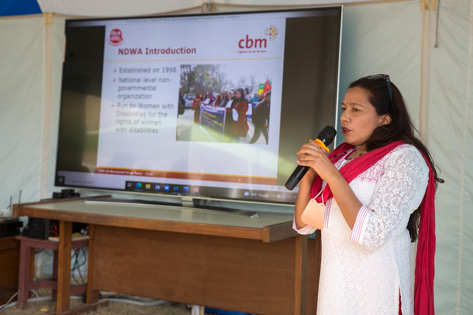 Eine Frau aus Nepal hält eine Präsentation.