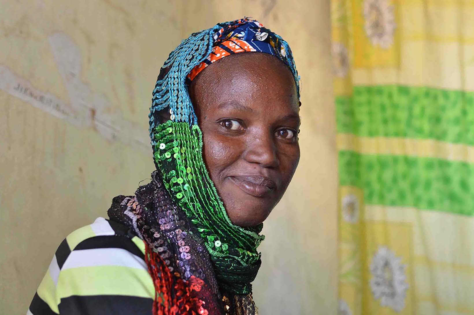 Porträtansicht einer Frau aus Burkina Faso.