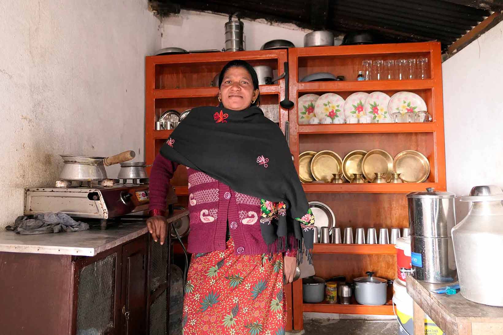 Eine Frau aus Nepal, die mit einer psychosozialen Behinderung lebt, steht in ihrer Wohnung.
