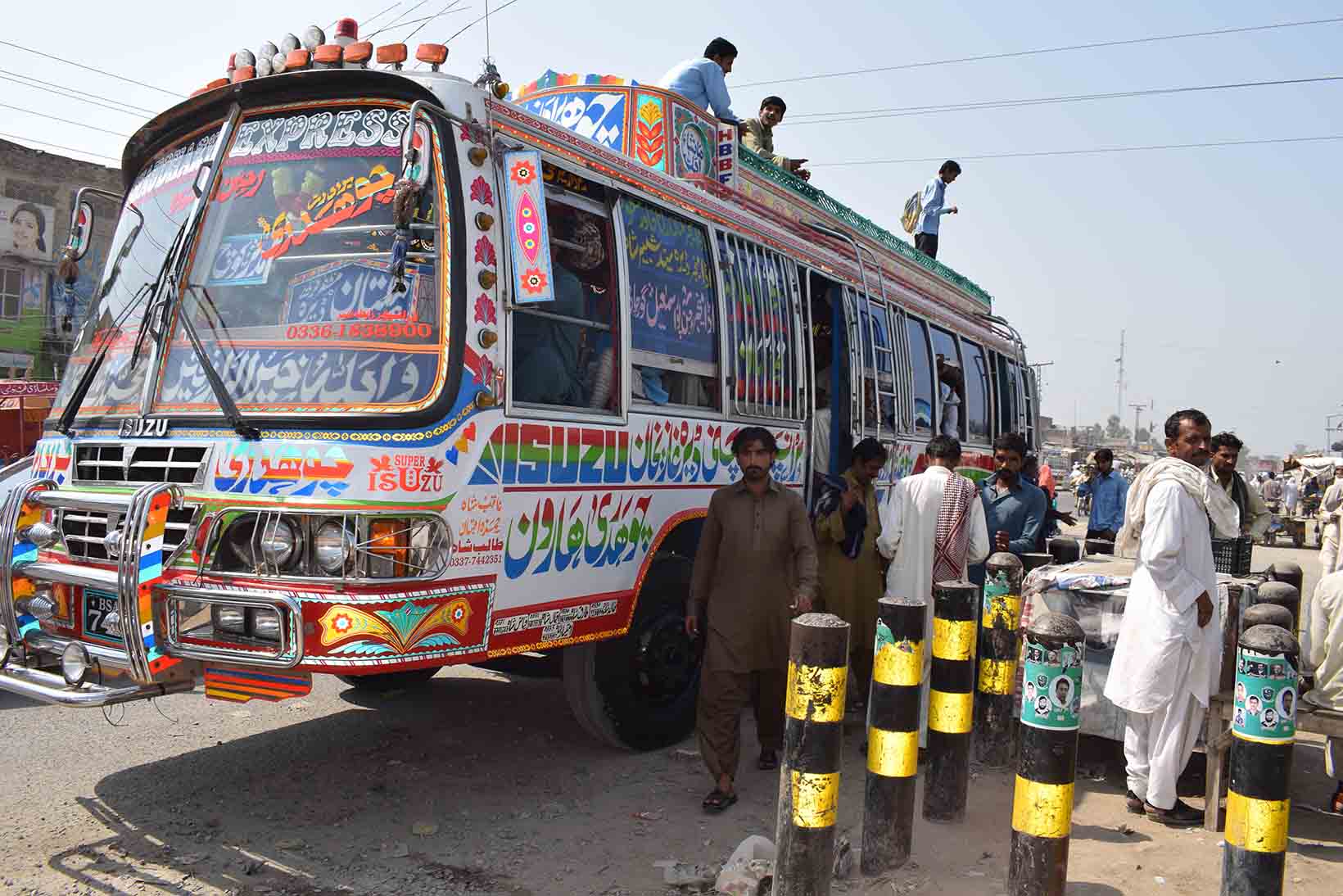 Ein bunt bedruckter Bus in Pakistan.