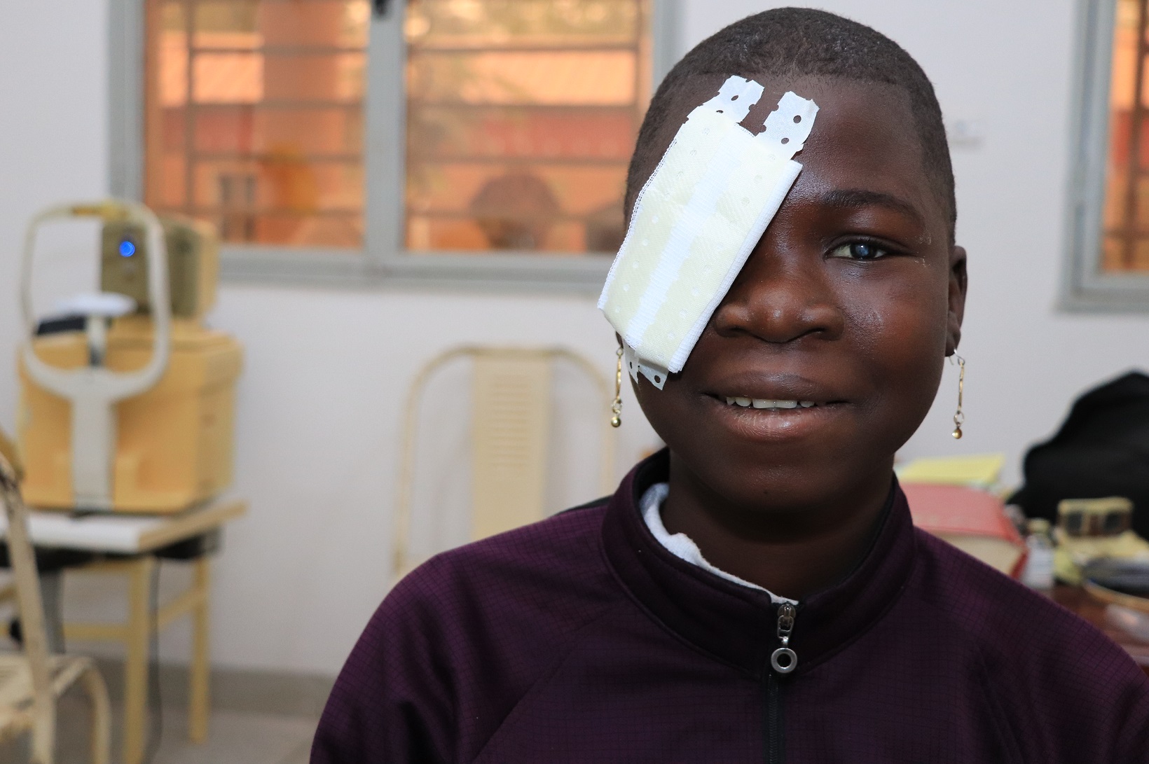 Porträt eines Mädchens mit Augenbinde