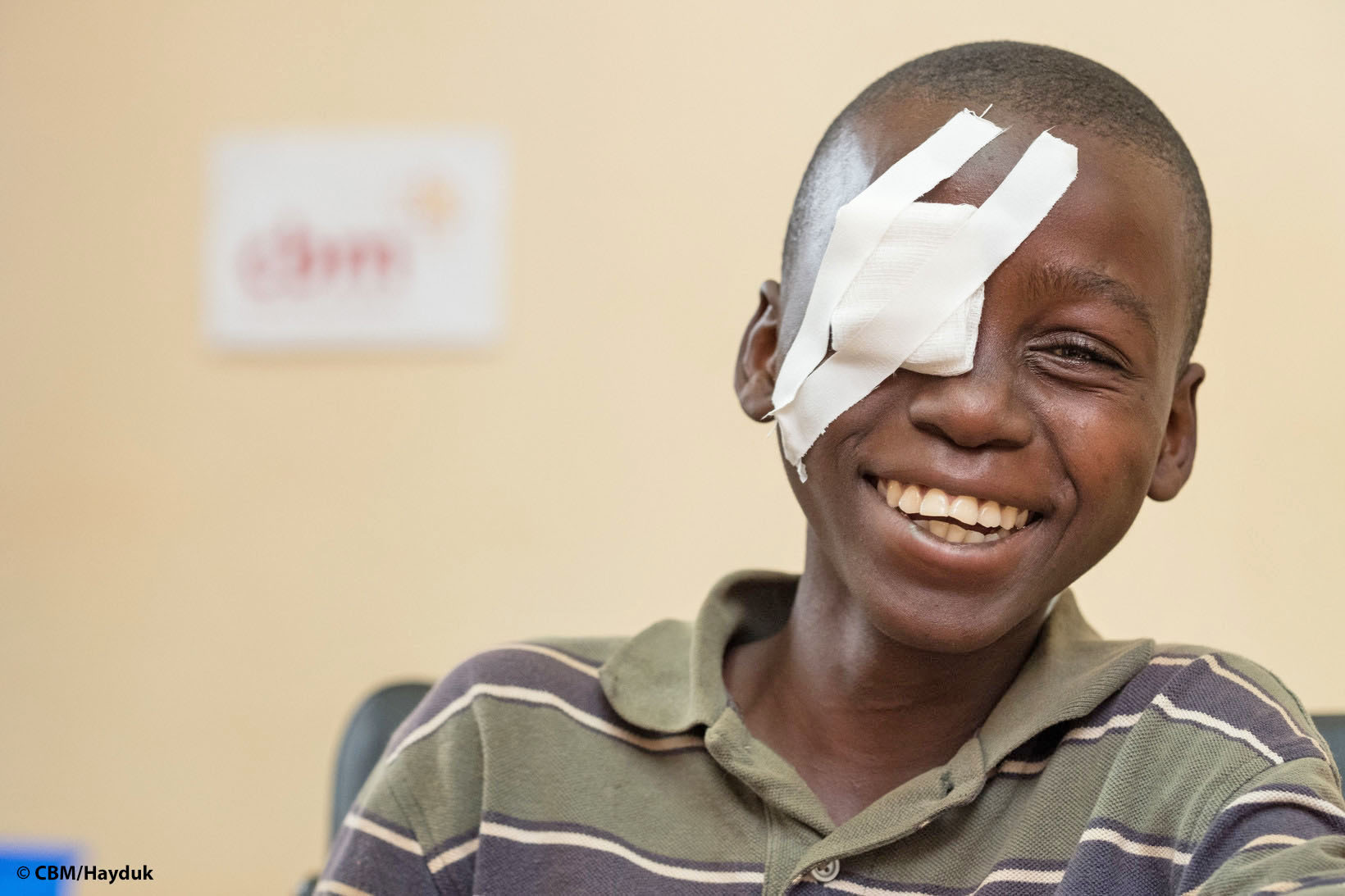 Ein Junge aus Tanzania mit Verband über dem rechten Auge.