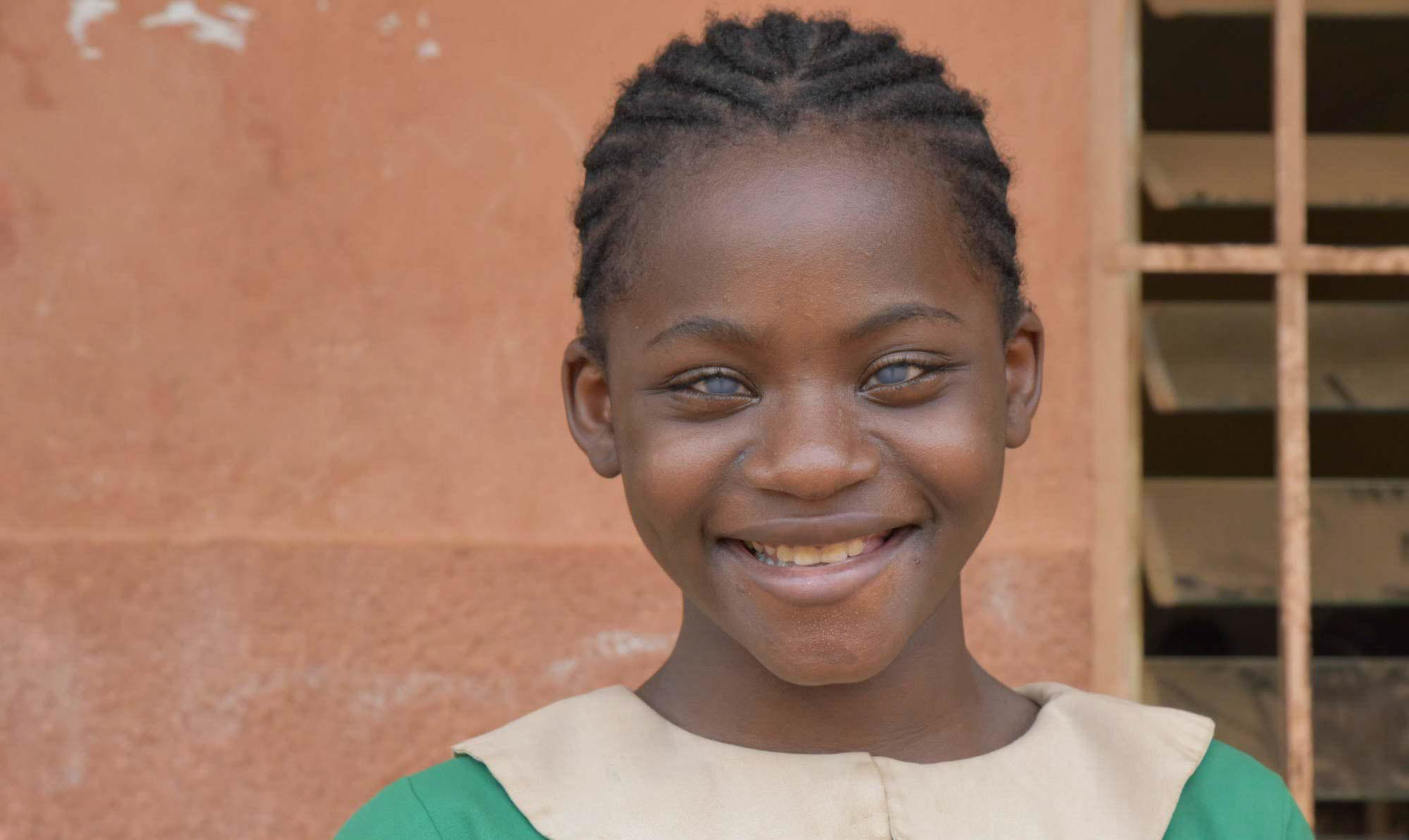 Portrait d'une jeune fille aveugle du Cameroun