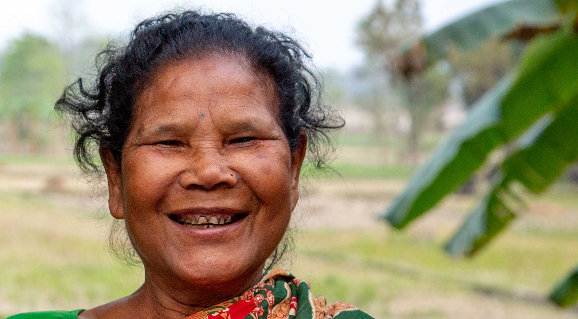 Une Népalaise âgée sourit de bon cœur et regarde l’objectif avec sérénité. 