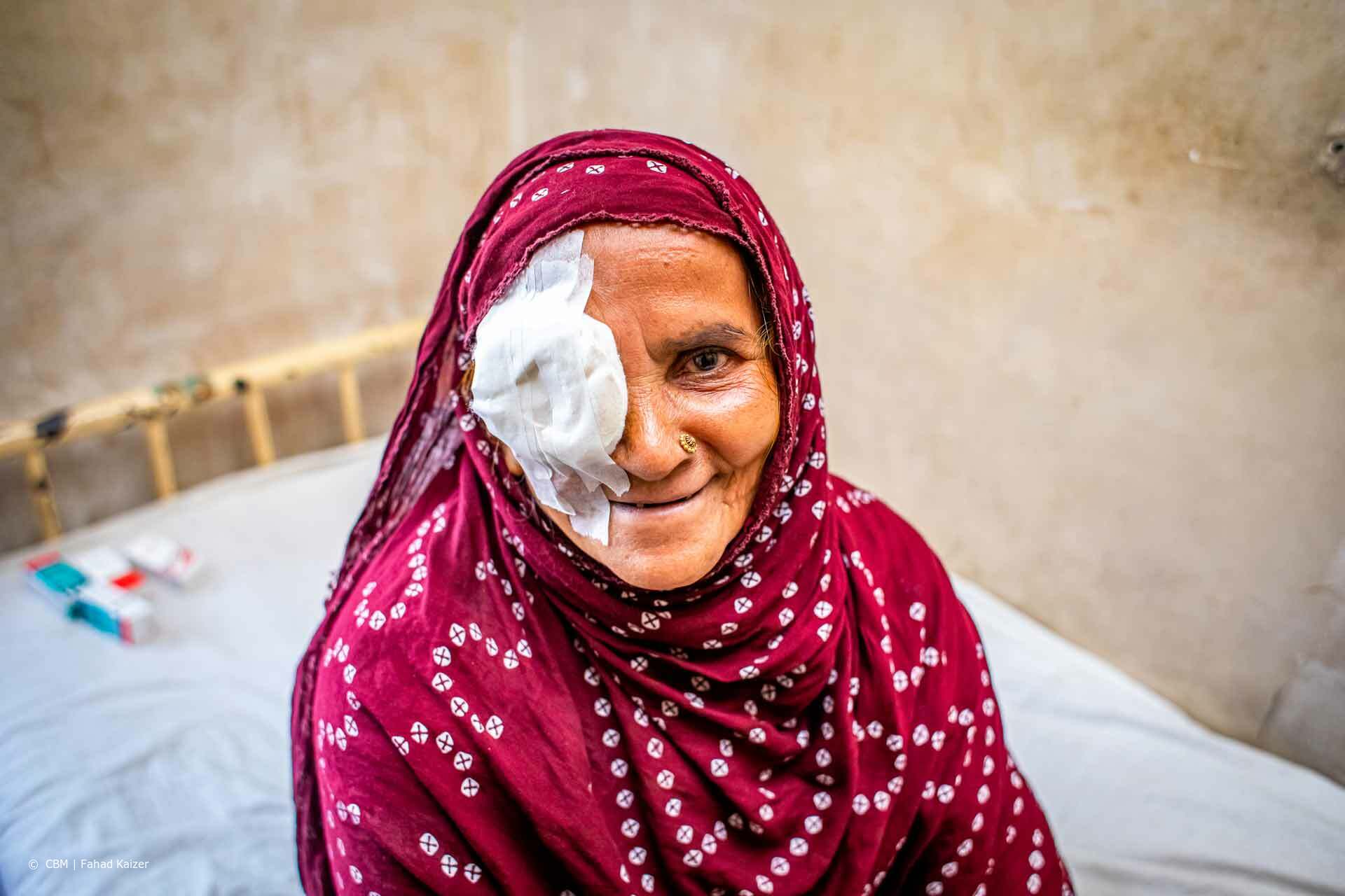 Ein Porträt von Setara Begum mit einer Augenklapp. 