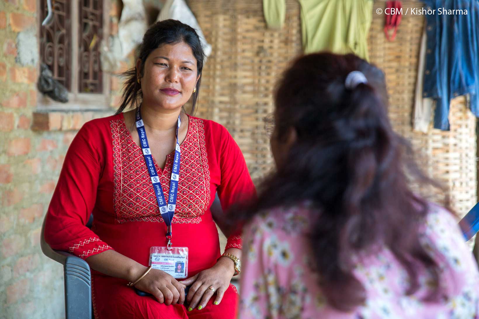 Die psychologische Beraterin Rekha Yadav konzentriert im Gespräch mit Sunita. 