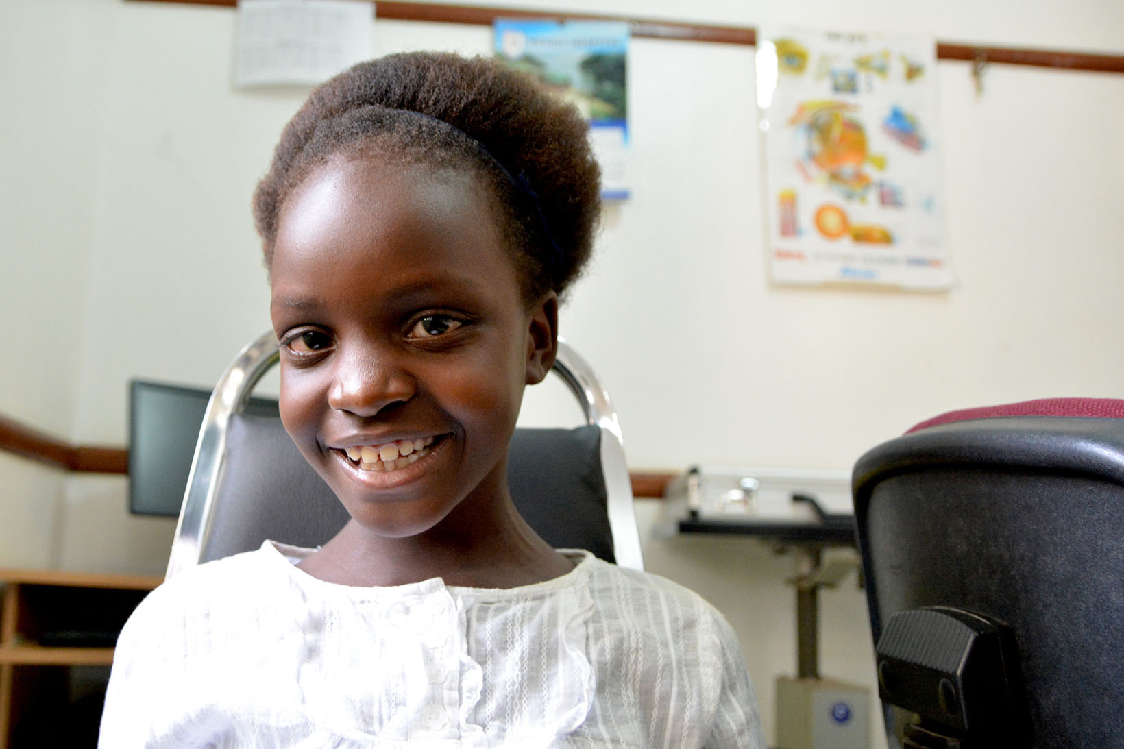 Portrait d’une fillette souriante qui, jusqu’à tout récemment, était aveugle à cause de la cataracte.