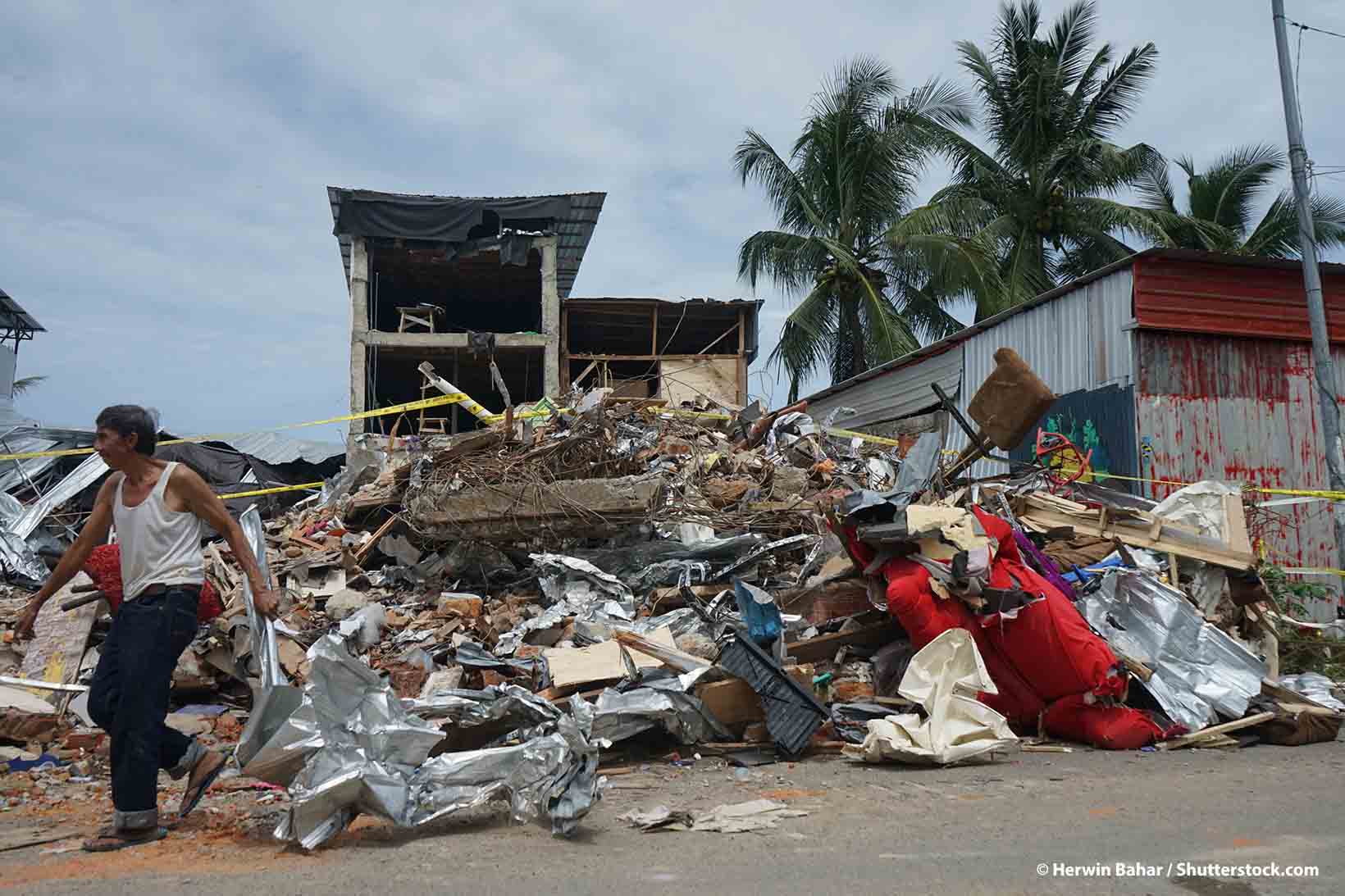 Eingestürztes Haus auf einer Strasse infolge eines Erdbebens in Sulawesi