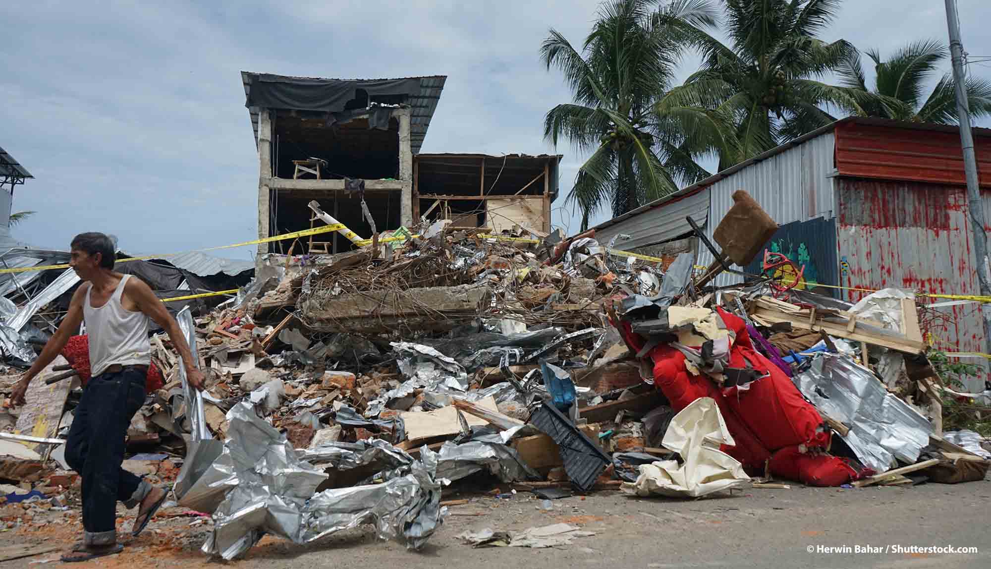 Maison effondrée sur une route, suite au tremblement de terre sur Sulawesi