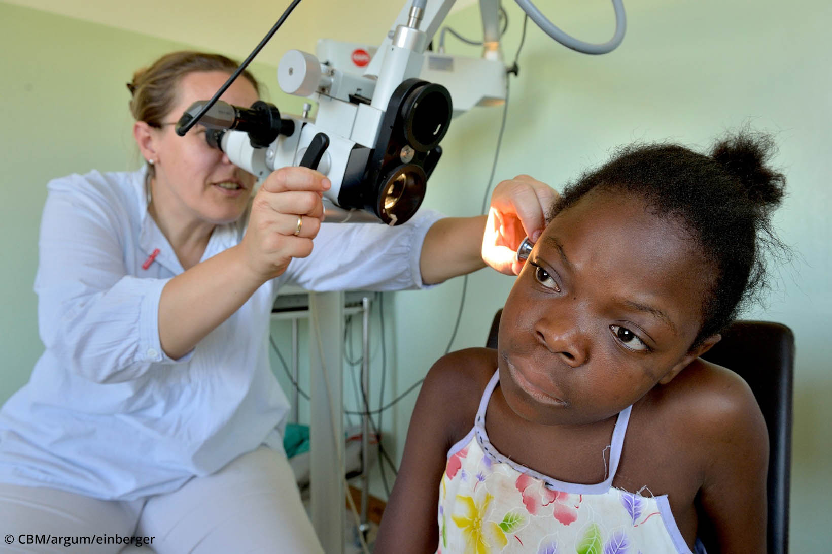 Das Ohr eines Mädchen aus Sambia wird untersucht.