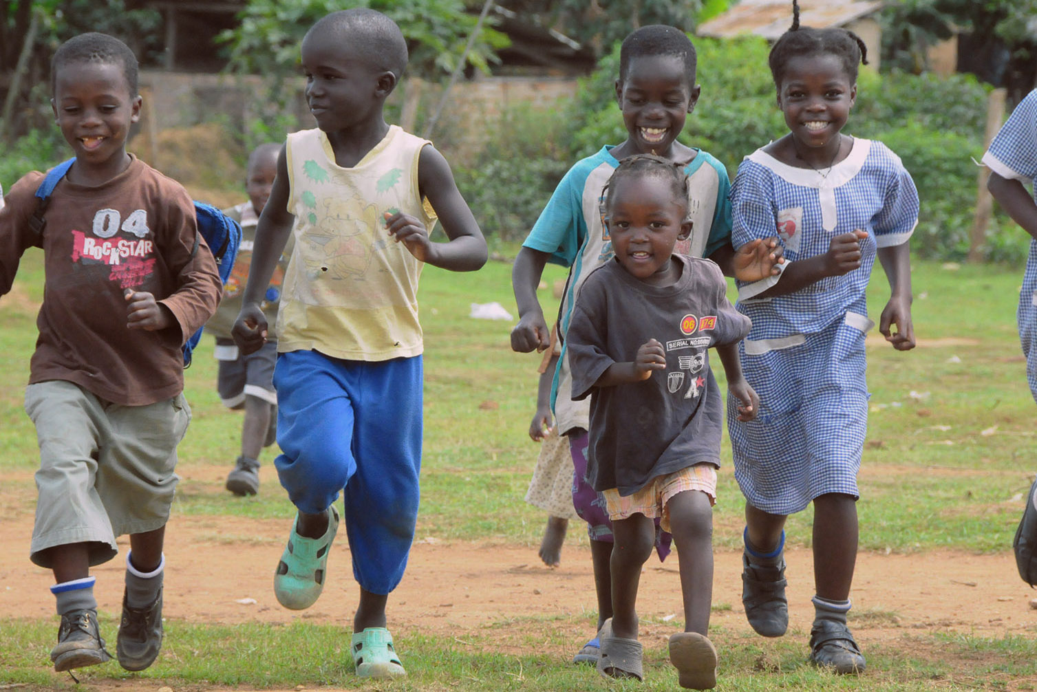 Von der körperlichen Behinderung befreit: Ein kleines Mädchen rennt mit anderen Kindern über eine Wiese.