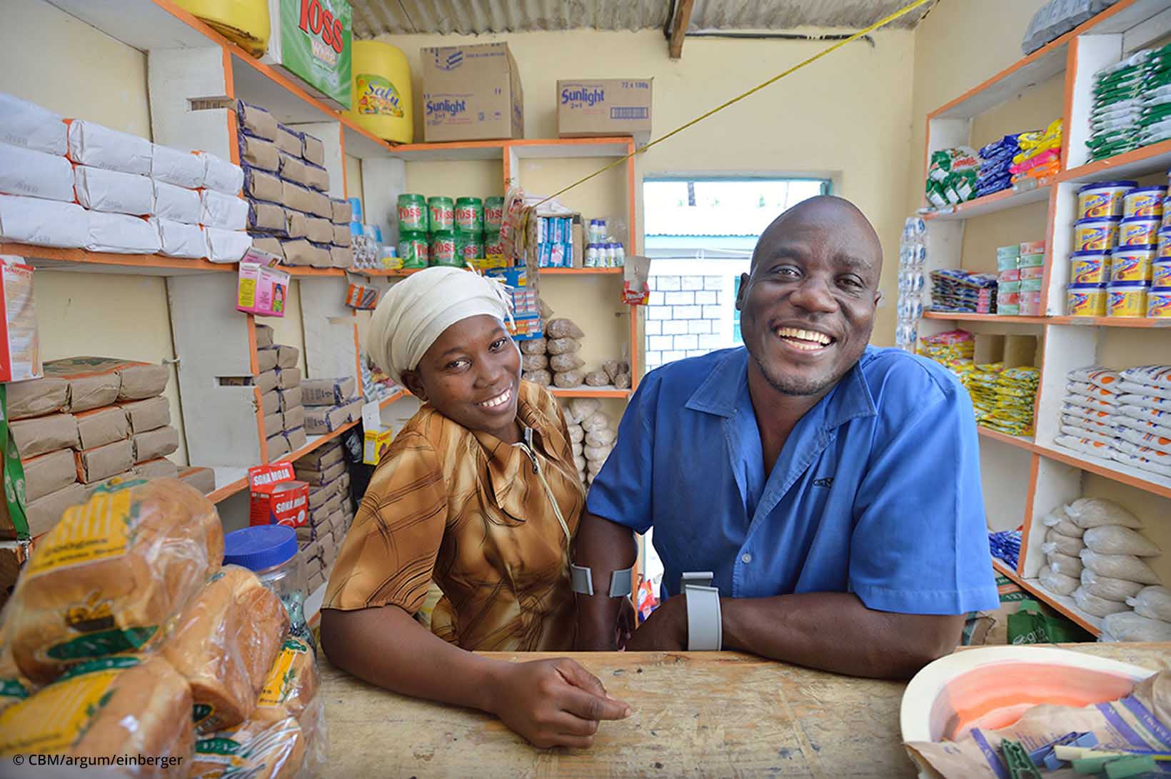 Un uomo e una donna in una bottega in Kenia  